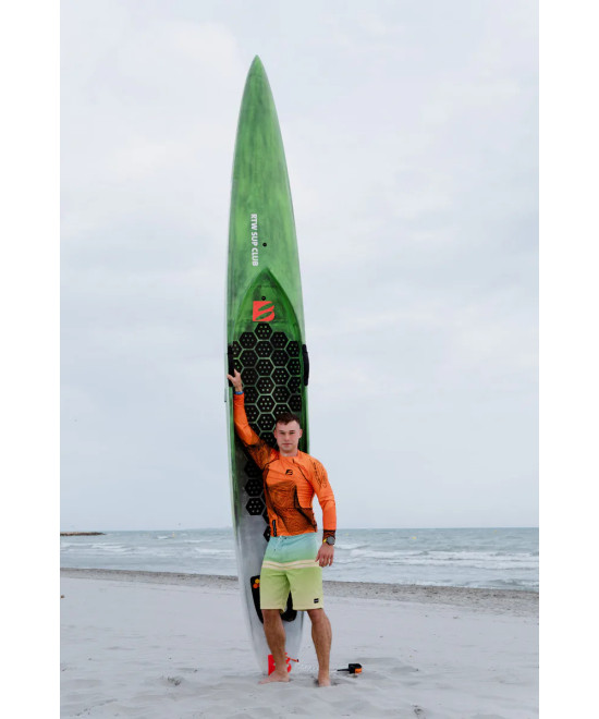 Bass rider trzymający sztywną deskę SUP California Pro na plaży