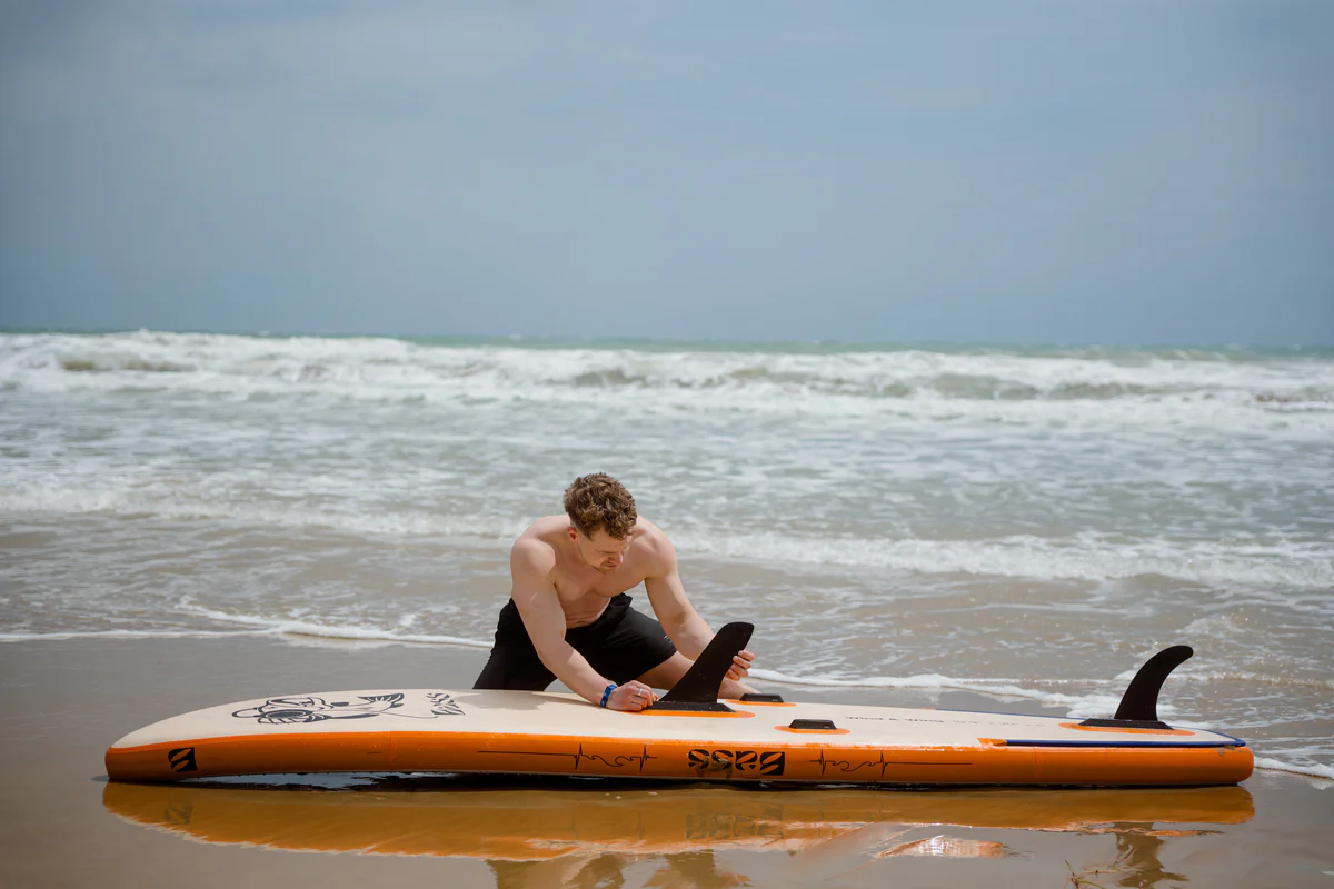 Bass SUP Wind and Wing 10 – mężczyzna z deską SUP przy morzu w słonecznej Hiszpanii