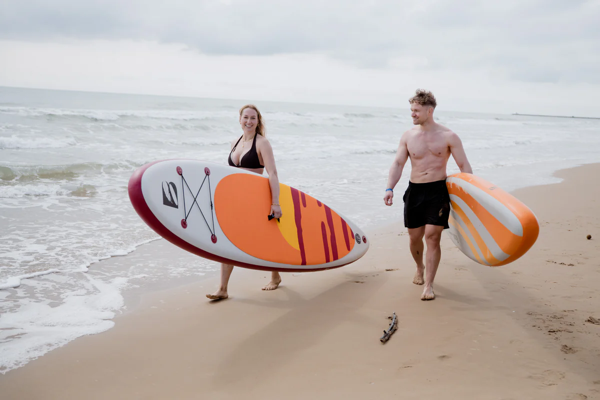 Blight SUP 10 – młoda para z deskami SUP na słonecznej plaży w Hiszpanii