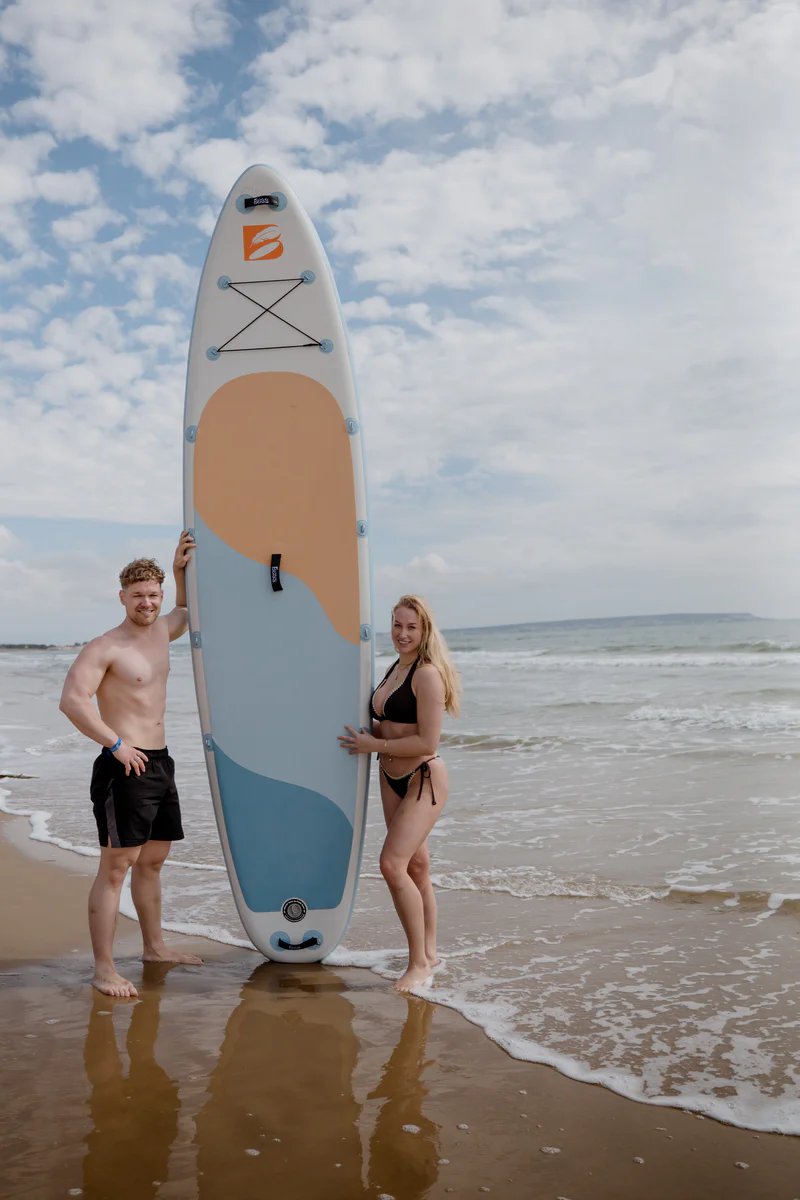 Blight SUP 11.9 – para pozuje z deskami SUP na plaży w słonecznej Hiszpanii