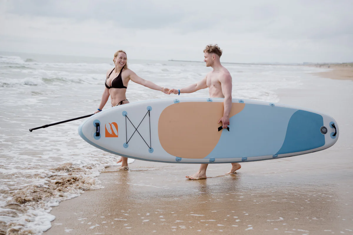 Blight SUP 11.9 – młoda para z deskami SUP nad morzem w Hiszpanii